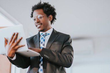 İşadamı ofiste dizüstü bilgisayarla çalışıyor..