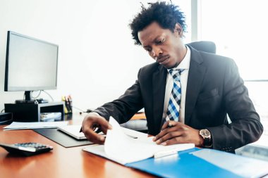 Ofiste çalışan Afro-Amerikalı İş Adamı.