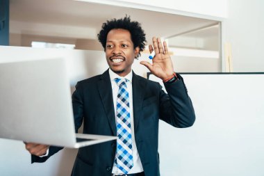 Bir video görüşmesinde iş adamı.