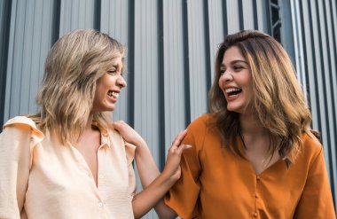 Dışarıdaki iki genç arkadaşın portresi..