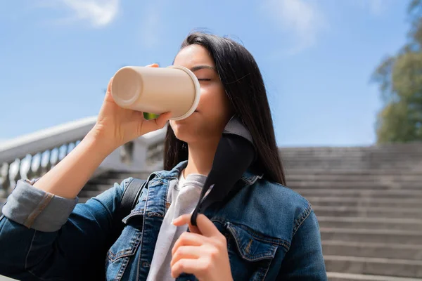 Mujer joven bebiendo una taza de café. —  Fotos de Stock