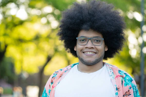 Portrait de jeune homme latino à l'extérieur. — Photo