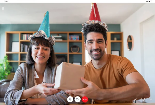 Par firar födelsedag hemifrån. — Stockfoto