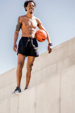 Afro atletik adam antrenmandan sonra dinleniyor..