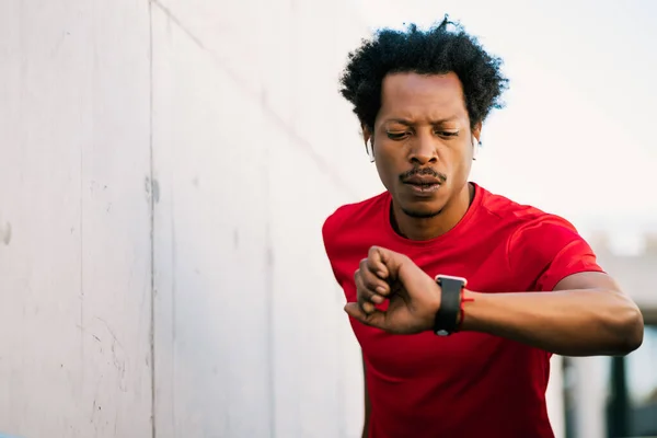 Fitness man kontrollerar tid på smart klocka. — Stockfoto