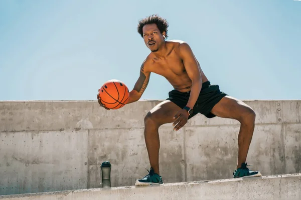 Afro atleta hombre jugando baloncesto al aire libre. —  Fotos de Stock