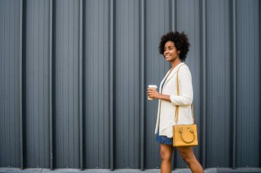 Dışarıda yürüyen afro iş kadınının portresi..