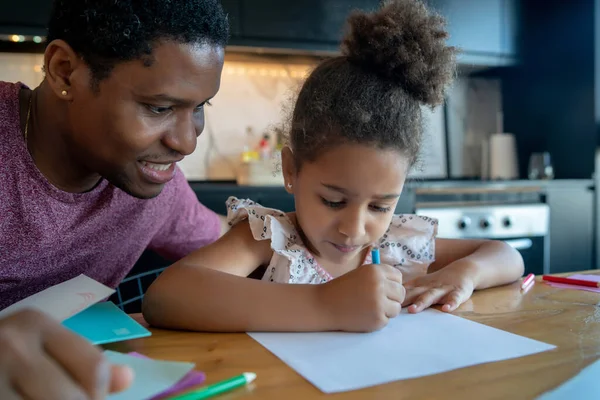 Un padre che aiuta sua figlia con la scuola di casa. — Foto Stock