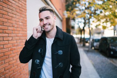 Dışarıda telefonla konuşan adam..