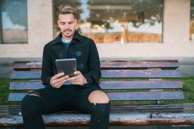 Adam dışarıda dijital tabletini kullanıyor..