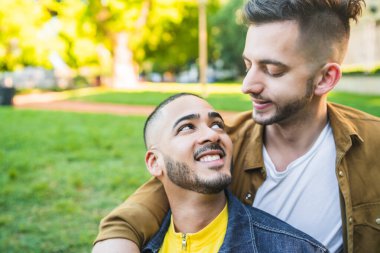 Eşcinsel çift parkta birlikte vakit geçiriyor..