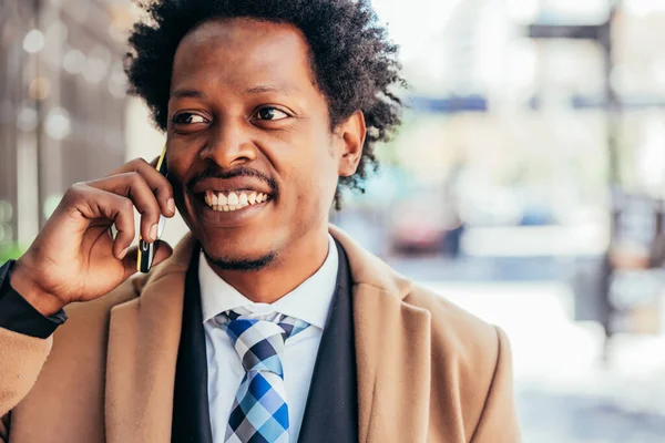 Affärsman talar i telefon utomhus. — Stockfoto