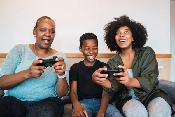 おばあちゃん、お母さん、息子は自宅でビデオゲームをプレイ. — ストック写真