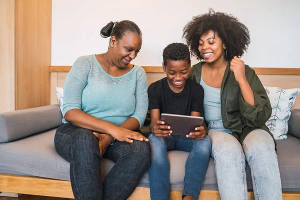 Grootmoeder, moeder en zoon die digitale tablet gebruiken. — Stockfoto