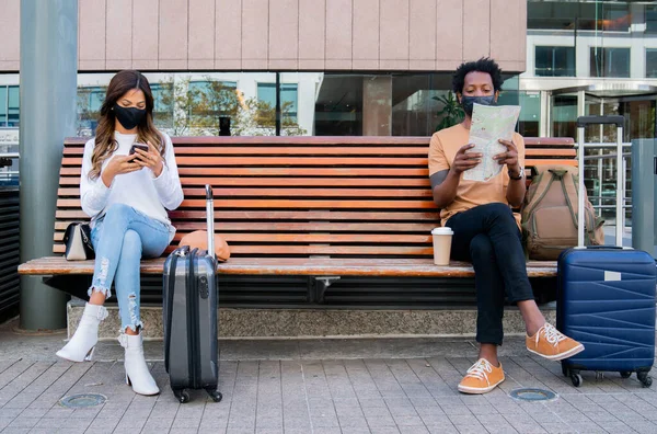 Persone turistiche che aspettano fuori dall'aeroporto o dalla stazione ferroviaria. — Foto Stock