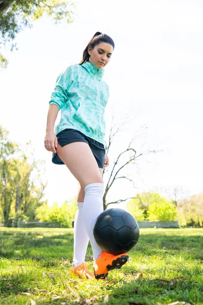 Mujer joven practicando habilidades de fútbol con pelota. —  Fotos de Stock