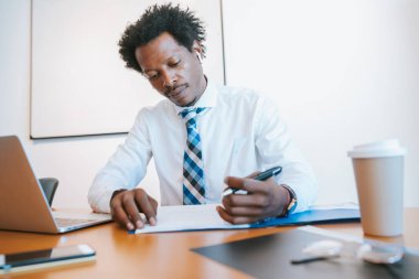 Ofiste çalışan Afro-Amerikalı İş Adamı.