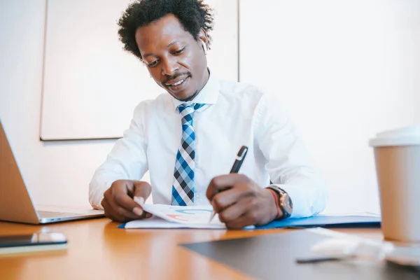 Uomo d'affari afro-americano che lavora in ufficio. — Foto Stock