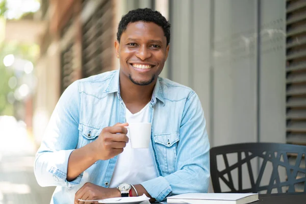 Hombre bebiendo café en la cafetería. — Foto de Stock