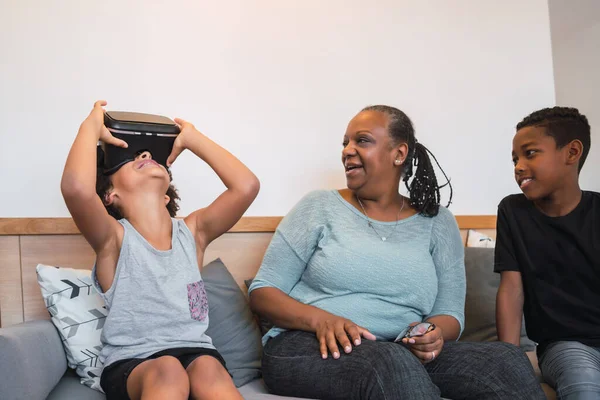 Babička a vnoučata si hrají s brýlemi VR. — Stock fotografie
