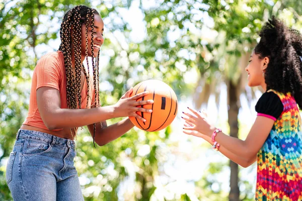 Ibu dan anak bermain basket di taman. — Stok Foto
