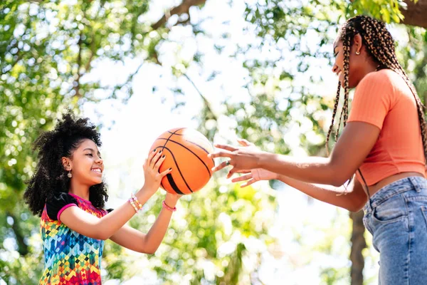 Ibu dan anak bermain basket di taman. — Stok Foto