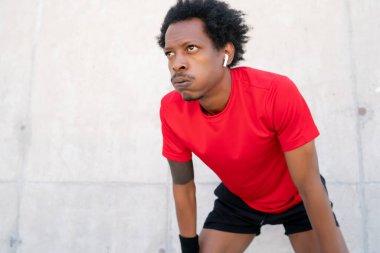 Spor yaptıktan sonra dinlenen Afro atletik adam.