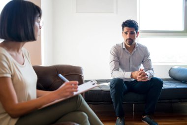 Terapi seansında psikolog not alıyor..