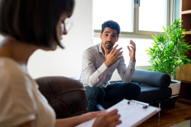 Terapi seansında psikolog not alıyor..