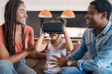 Aile video oyunu VR gözlükleriyle oynuyor.