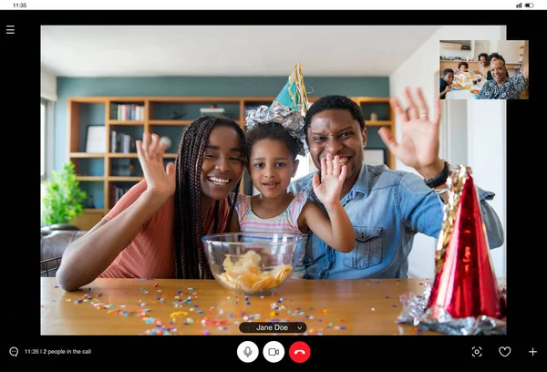 Семья празднует день рождения по видеосвязи. — стоковое фото