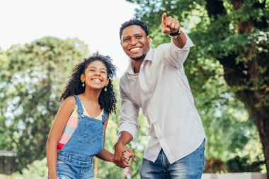 Baba ve kızı birlikte dışarı çıkmanın tadını çıkarıyor..