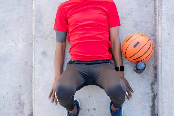 Hombre atlético relajarse después de hacer ejercicio al aire libre. —  Fotos de Stock