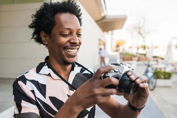 Afro turist man ta bilder med kamera utomhus. — Stockfoto