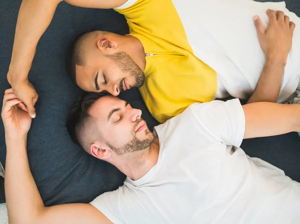 Homosexuell pärchen legen sich auf die boden. — Stockfoto