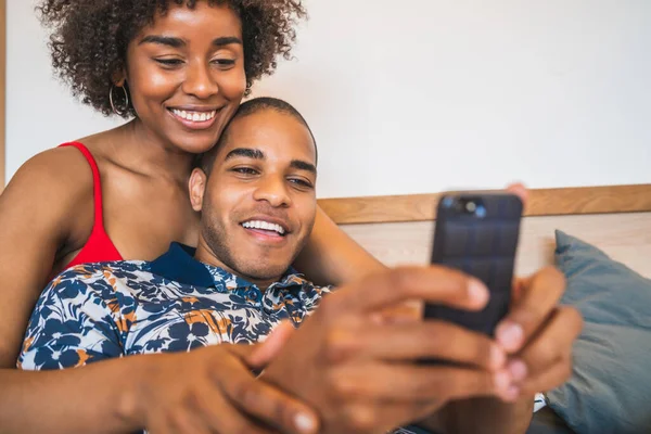 Mutlu Latin çift evde telefonla selfie çekiyor.. — Stok fotoğraf
