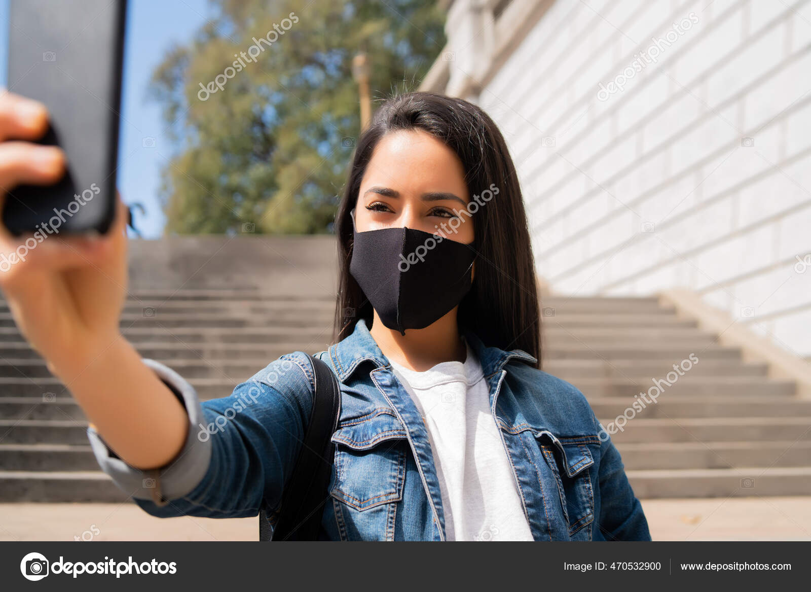 用电话自慰的年轻女人. ——图库图片© nicomenijes 470532900