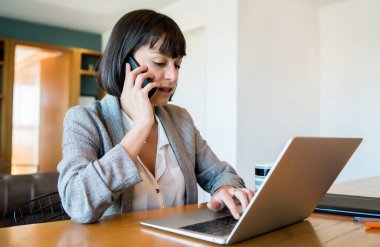 Evde çalışan genç bir kadın. Merkez Ofis.