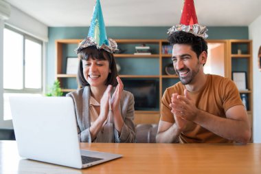 Bir çift, doğum gününü evde video görüşmesiyle kutluyor..