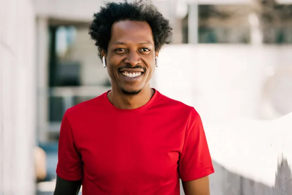 Afro idrottsman står utomhus. — Stockfoto