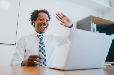 Bir video görüşmesinde iş adamı.