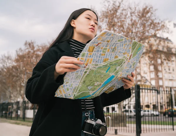 Joven mujer asiática con un mapa. — Foto de Stock