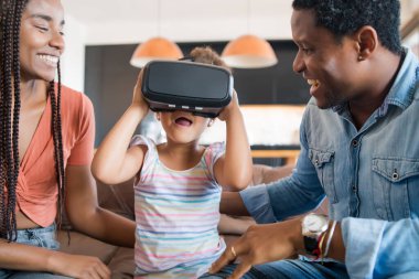 Aile video oyunu VR gözlükleriyle oynuyor.