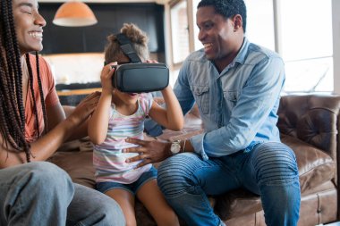 Aile video oyunu VR gözlükleriyle oynuyor.