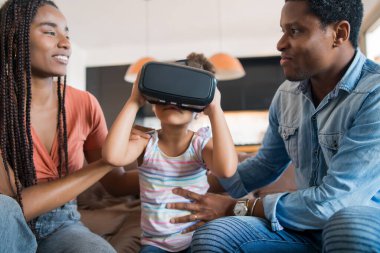 Aile video oyunu VR gözlükleriyle oynuyor.