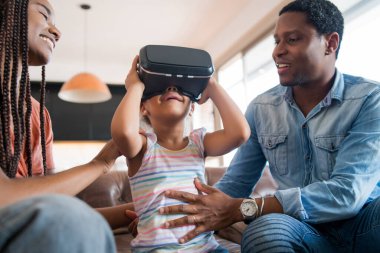 Aile video oyunu VR gözlükleriyle oynuyor.