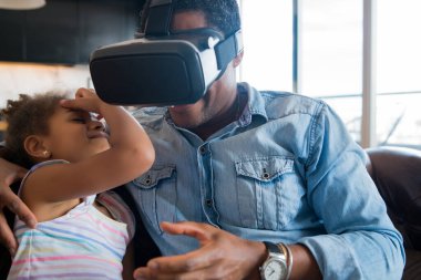 Baba kız video oyunu oynuyorlar..