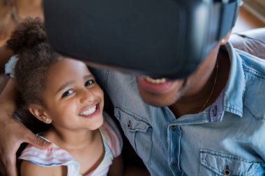 Baba kız video oyunu oynuyorlar..