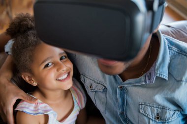 Baba kız video oyunu oynuyorlar..