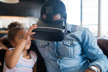 Baba kız video oyunu oynuyorlar..